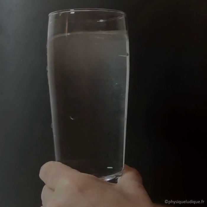 Une expérience, très simple à réaliser, mettant en évidence que la vitesse du son dans l'air est moins élevé que dans l'eau.